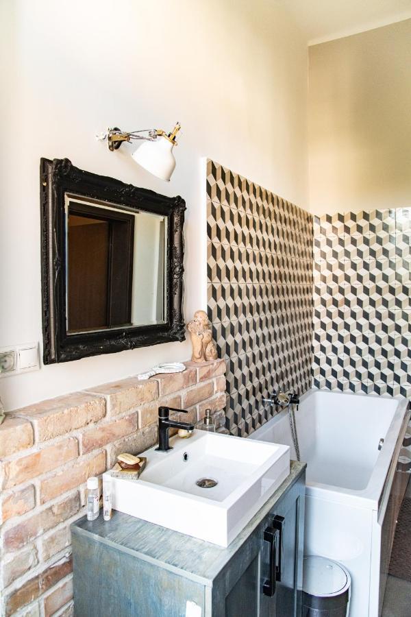 Stylishly Redecorated Apartment In Great Location Budapest Eksteriør billede